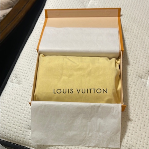 Louis Vuitton Favorite MM Monogram Crossbody Bag - Picture 16 of 16